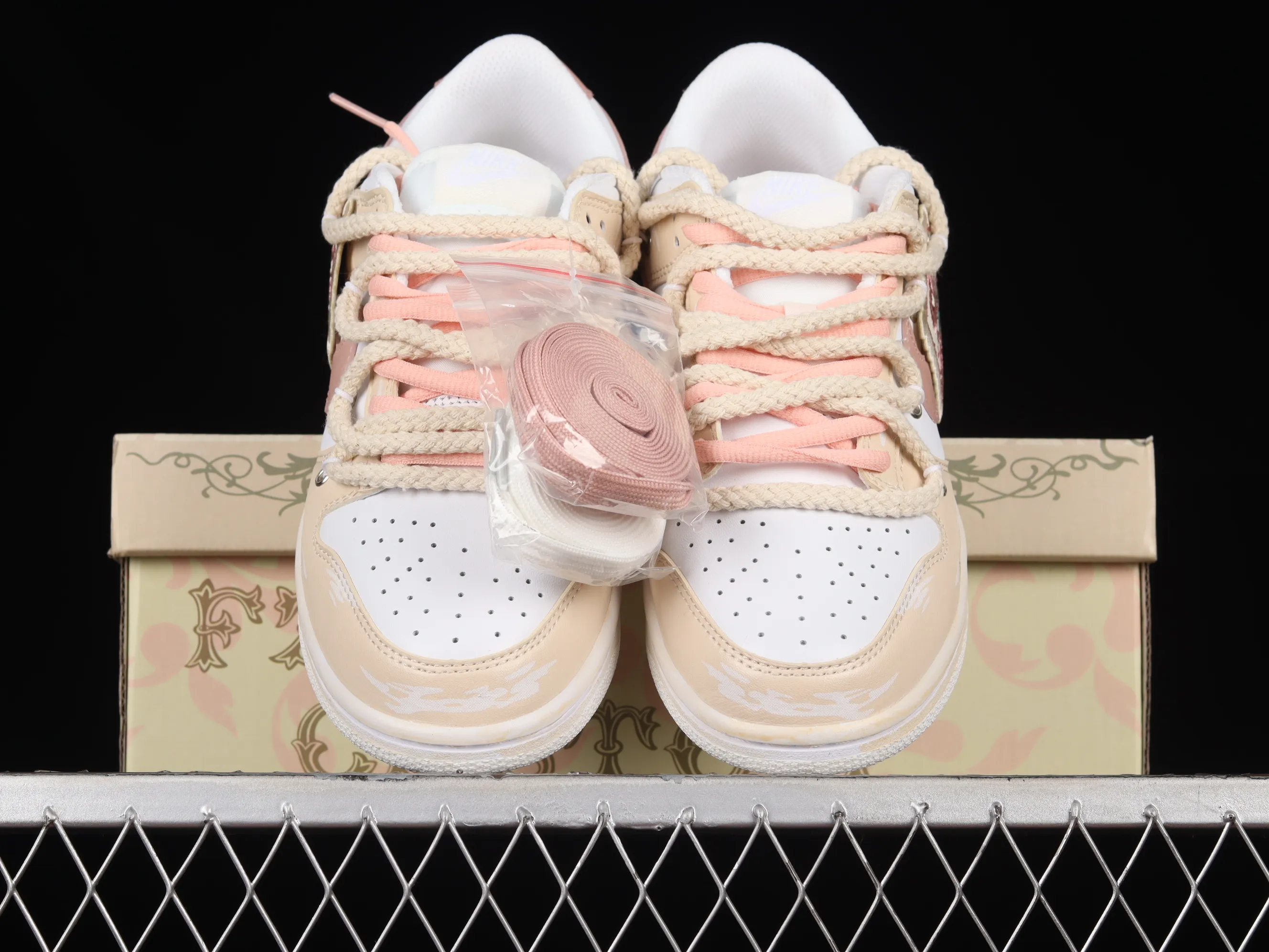 All categories Nk SB Dunk series Nk SB Dunk Low low-top sneakers Nk Dunk Low ESS customized version Vibe style distressed oxidation deconstructed rose cloth patch low-top casual sneakers DH9765-100